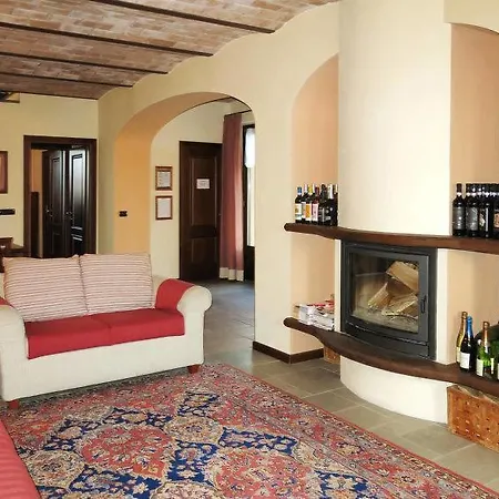 Casa vacanze San Bernardo Sleeps 17 Pool Air Con Wifi Bene Vagienna